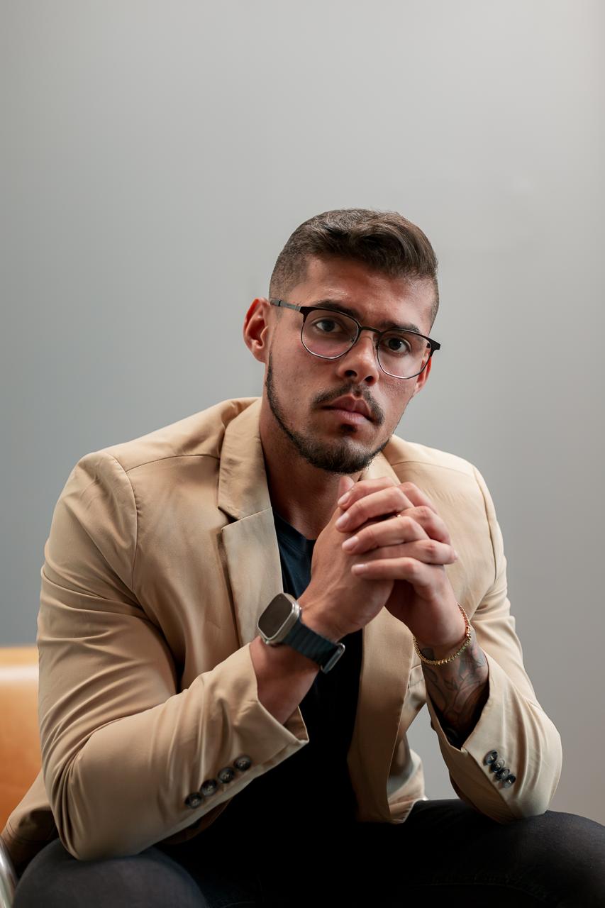 Retrato de Gabriel Renan usando blazer bege