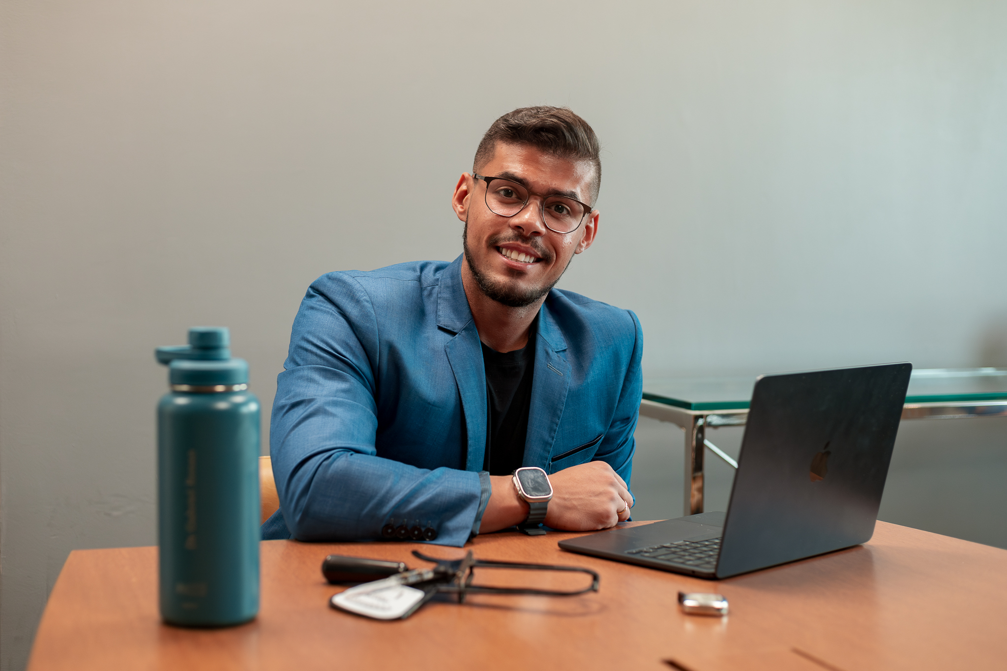 Gabriel Renan sorrindo em seu consultório