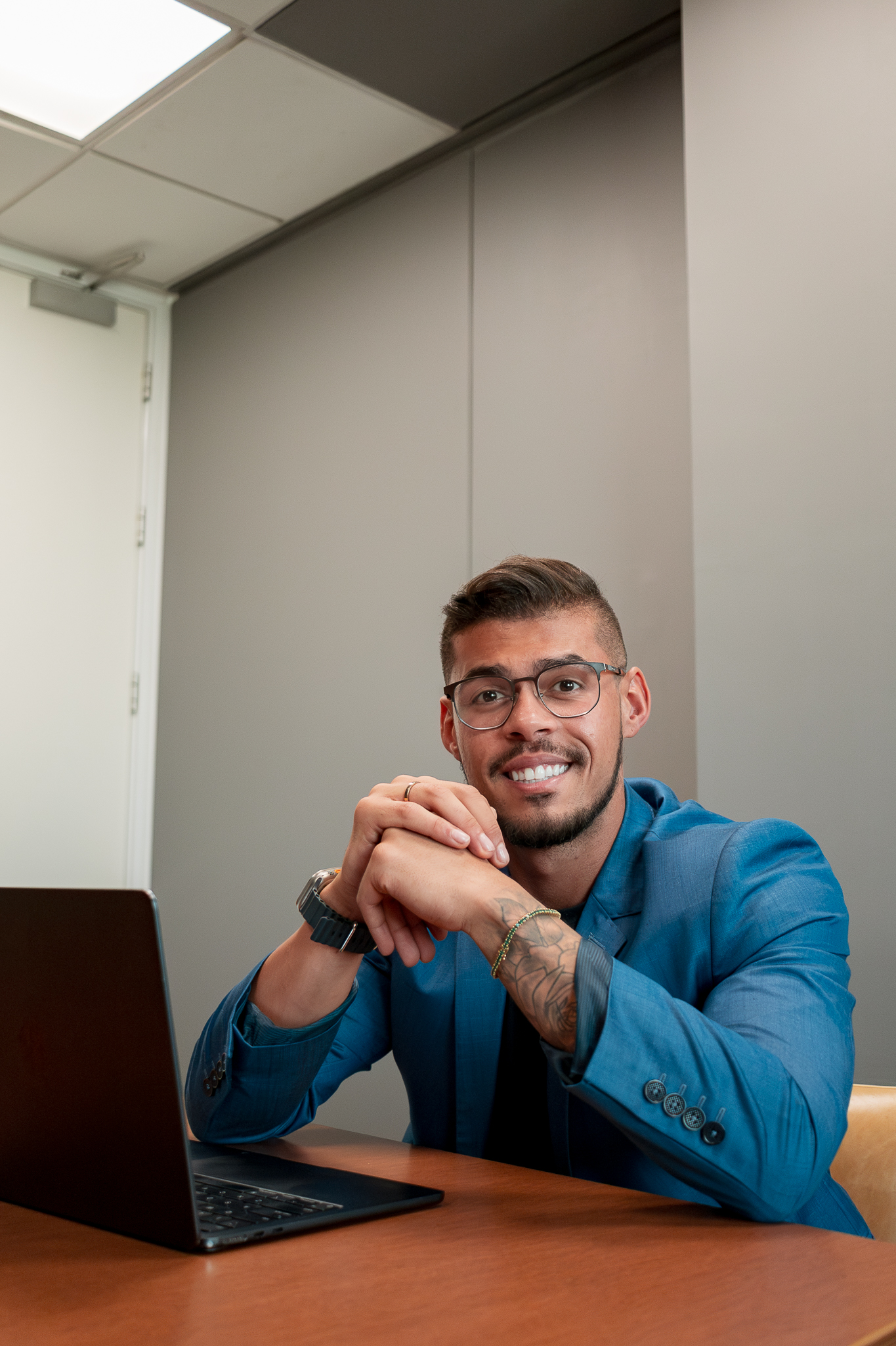 Gabriel Renan sentado à mesa de atendimento